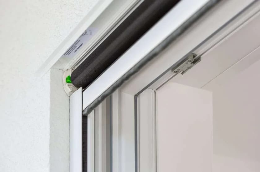Neher Insektenschutz-Rollo für Fenster – platzsparend, komfortabel, in einer Bewegung herunterziehbar