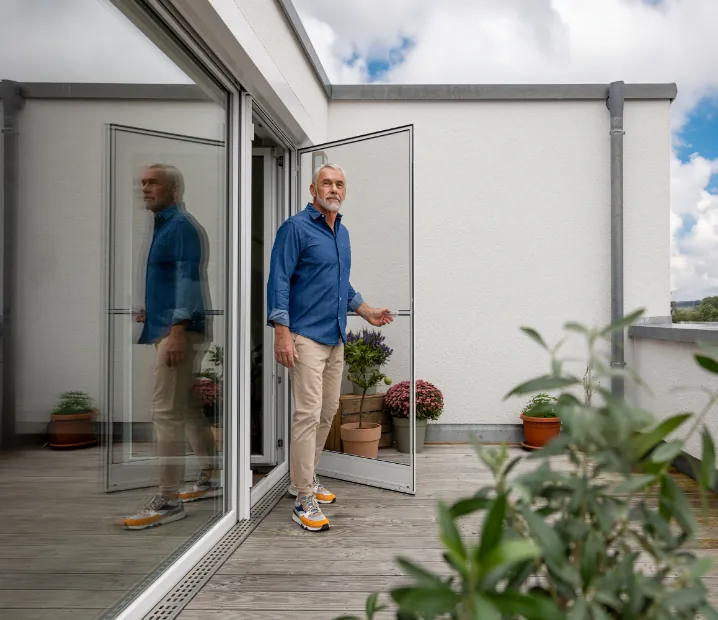 Neher Drehrahmentür DR 2 mit niedriger Schwelle – barrierefreier Insektenschutz für Senioren von Insectosun