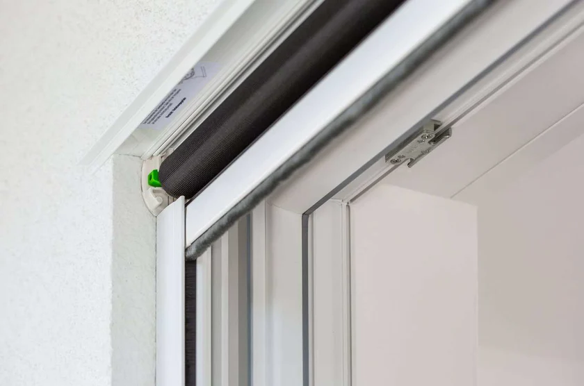 Neher Insektenschutz-Rollo RO 4.3 am Dachfenster – maßgefertigt und montiert von Insectosun München