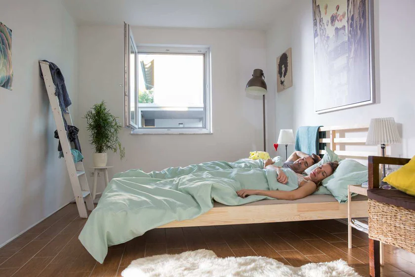 Fliegengitter rechtzeitig anbringen – Insectosun Spannrahmen im Schlafzimmer, optimal vor der Insektensaison montiert in München